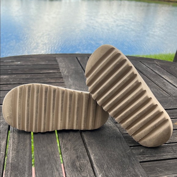 Yezzy Beige Slide Sandals kids 3 - Picture 7 of 9